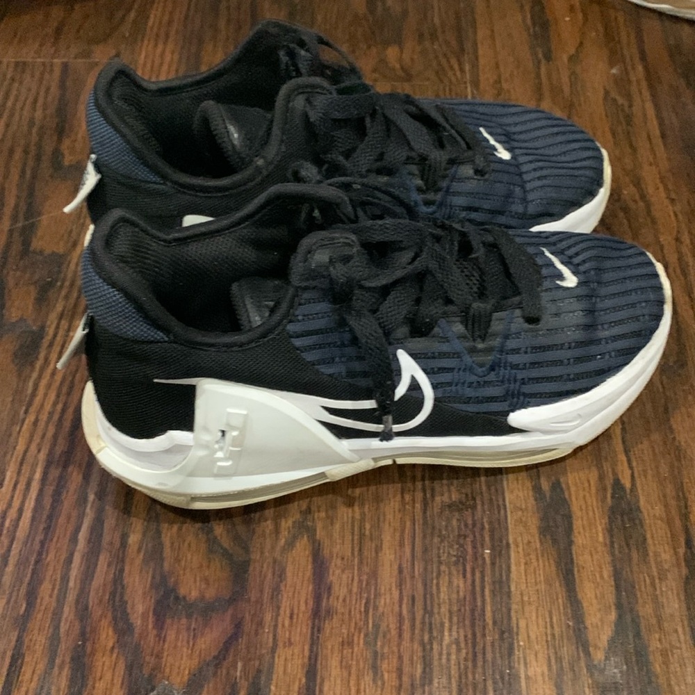 Youth basketball shoes